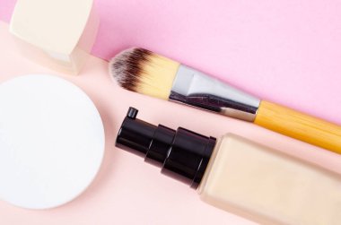 Güzel arka planda fırça ve süngerle sıvı bazlı makyaj;