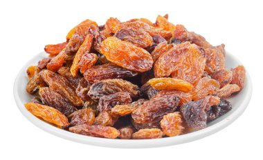 Beyaz arkaplanda izole edilmiş beyaz tabakta altın kuru üzümler, kırpma yolunu kaydet.