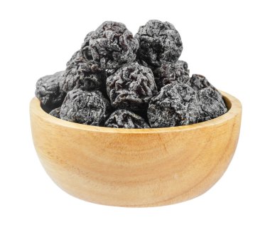 Beyaz arka planda izole edilmiş ahşap kasede tuzlanmış siyah erik, kırpma yolunu kaydet.