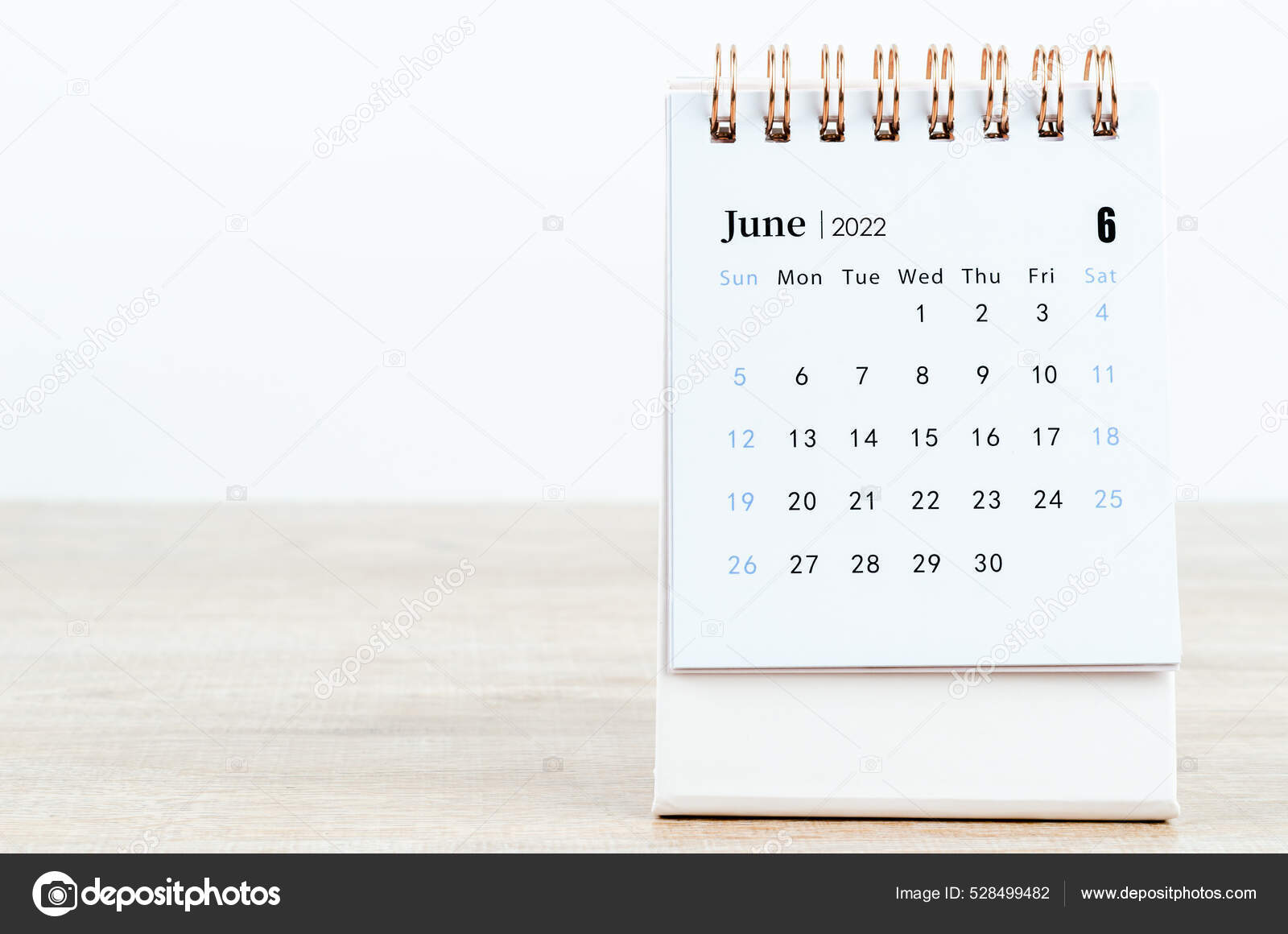 22年6月木制桌子上的桌上日历 图库照片 C Gamjai