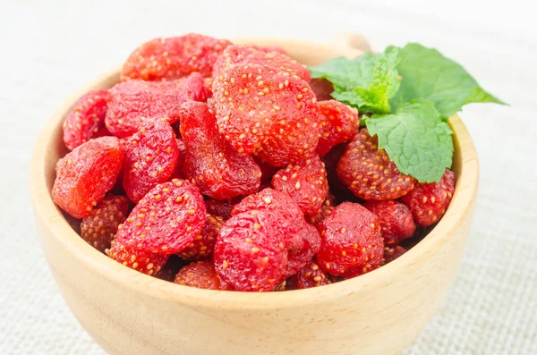 草莓干在绿叶木碗里 — 图库照片
