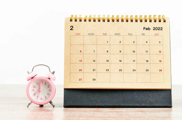 Φεβρουάριος 2022 Ημερολόγιο Γραφείου Ροζ Ξυπνητήρι Ξύλινο Τραπέζι — Φωτογραφία Αρχείου