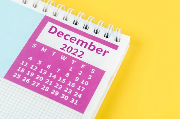 Der Schreibtischkalender Dezember 2022 Auf Gelbem Hintergrund — Stockfoto