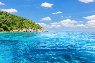 Andaman Denizi 'nin turkuaz suyu Similan Adaları, Khao Lak, Phang-Nga, Tayland,
