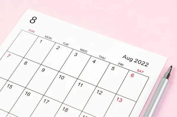 Nahaufnahme August 2022 Kalenderblatt Mit Stift Auf Rosa Hintergrund — Stockfoto