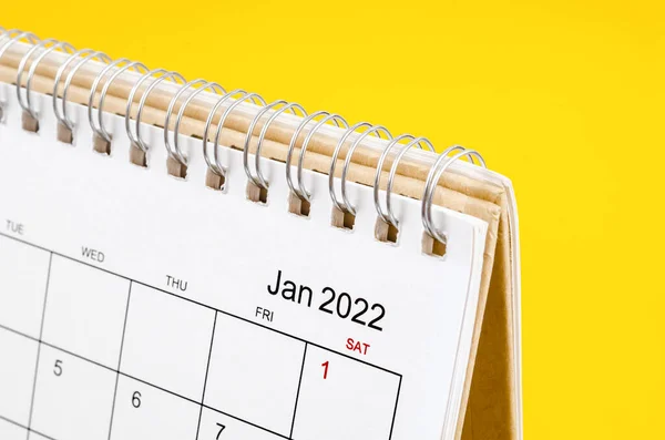 Close Janeiro 2022 Calendário Mesa Fundo Amarelo — Fotografia de Stock