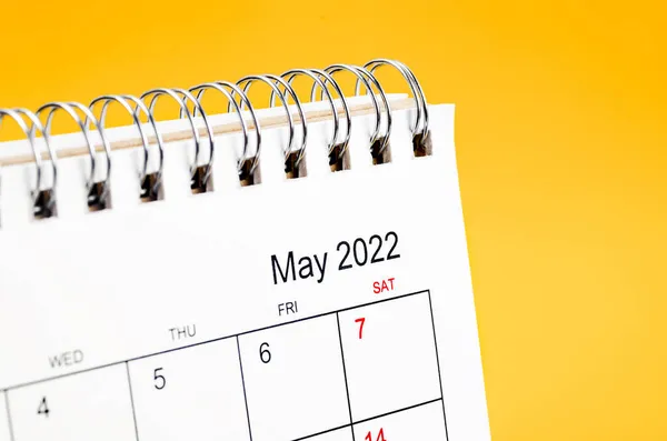 Close Mayo 2022 Calendario Escritorio Sobre Fondo Amarillo —  Fotos de Stock