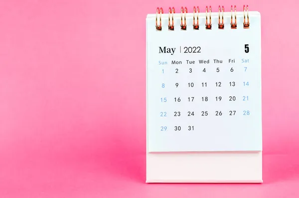 Calendario Escritorio Mayo 2022 Sobre Fondo Rosa — Foto de Stock