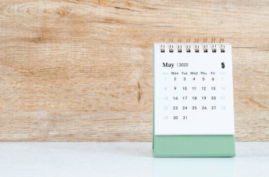 Mayıs 2022 masa takvimi beyaz masada.