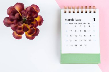 Ağaç tepsisiyle Mart 2022 masa takvimi.