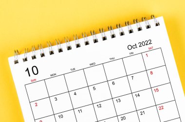 Yakın plan Ekim 2022 sarı arkaplan takvimi.