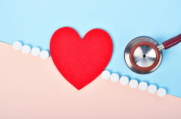 Rotes Herz Und Weiße Tablette Medizin Mit Medizin Stethoskop Herz — Stockfoto