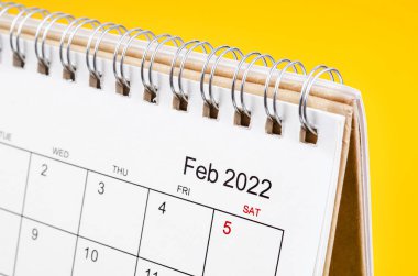 Yakın plan Şubat 2022 sarı arkaplan takvimi.