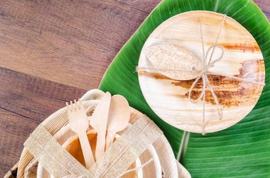 Kurutulmuş betel fındık yaprağı palmiyesinden yapılmış mutfak gereçleri, doğal malzeme. Yeşil ürün çevre dostu konsept.