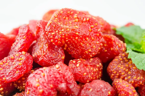 Närbild Torkade Jordgubbar Träskål Med Gröna Blad — Stockfoto