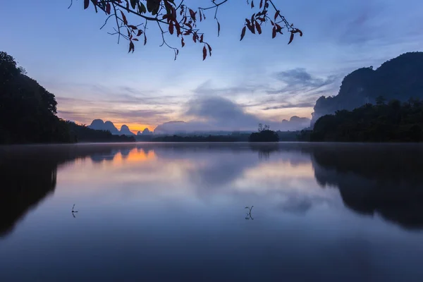 Ban Nong Thale Paisagem Natural Luz Sol Pela Manhã Montanhas — Fotografia de Stock