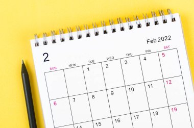 Yakın plan Şubat 2022 sarı arkaplan takvimi.