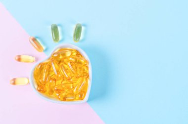 Fincanda balık yağı kapsülleri güzel arka planda.