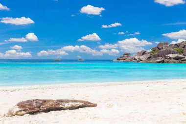 Similan Adaları 'nda kumlu sahilde dalgaların çarptığı güzel kumlu sahil. Similan Ulusal Parkı, Phang nga Tayland' daki 4 numaralı tropikal deniz adası.