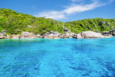 Andaman Denizi 'nin turkuaz suyu Similan Adaları, Khao Lak, Phang-Nga, Tayland,