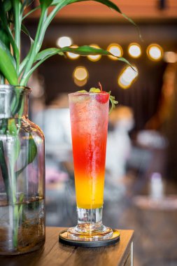 Kiraz ezmesi, buz gibi soğuk ferahlatıcı, naneli kokteyl.