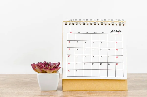 2022年1月木製テーブル上の植物鍋付きデスクカレンダー — ストック写真