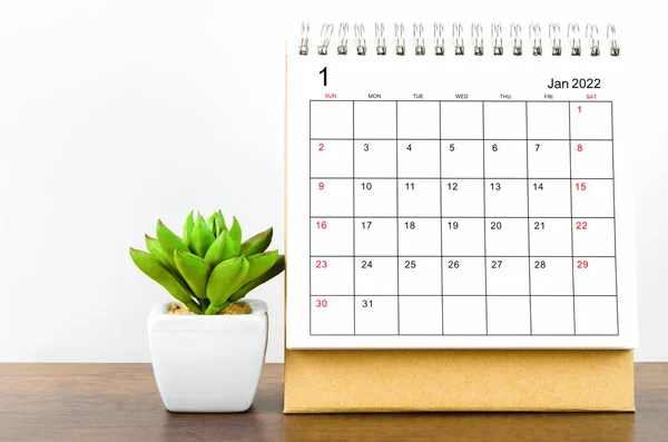 2022年1月木製テーブル上の植物鍋付きデスクカレンダー — ストック写真