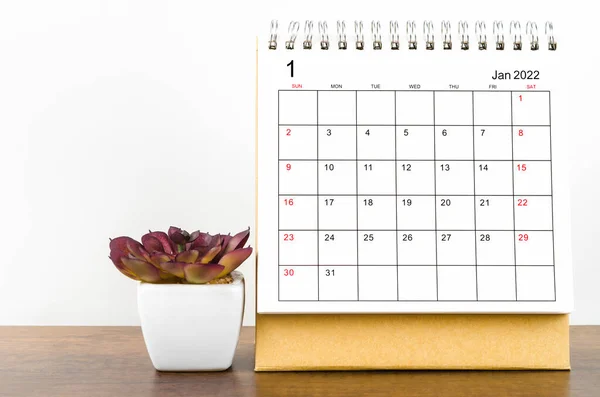 2022年1月木製テーブルの植物鍋付きデスクカレンダー — ストック写真