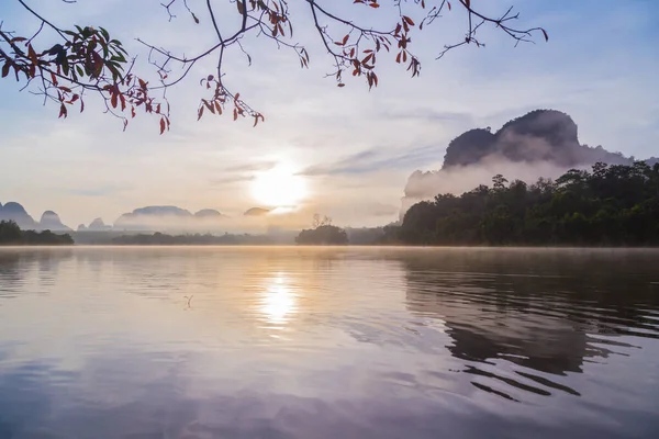 Zakaz Nong Thale Naturalne Krajobrazy Słońca Godzinach Porannych Góry Jeziora — Zdjęcie stockowe