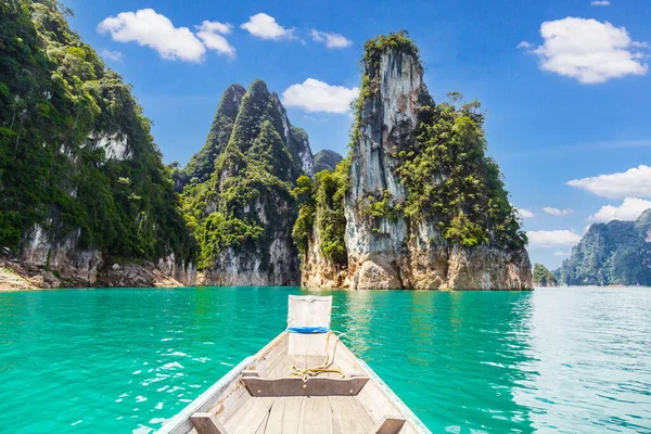 Barco Tradicional Tailandés Cola Larga Madera Lago Con Montañas Presa — Foto de Stock