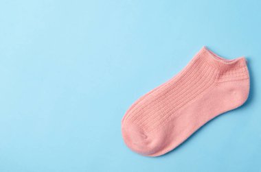 Mavi arkaplanda pembe çoraplar ve metin için boşluk.