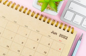 Června 2021 stůl kalendář s klávesnicí počítač na růžovém pozadí.