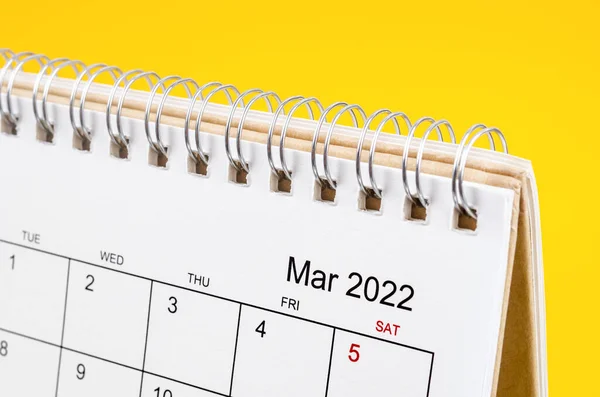 Primer Plano Del Calendario Escritorio Marzo 2022 Sobre Fondo Amarillo — Foto de Stock