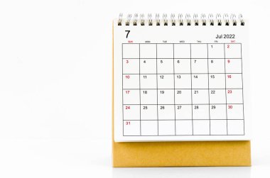 Beyaz arkaplanda Temmuz 2022 masa takvimi.