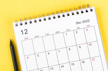 Aralık 2022 'de yakın plan sarı arkaplan takvimi.