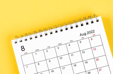 Sarı arkaplanda Ağustos 2022 masa takvimi.