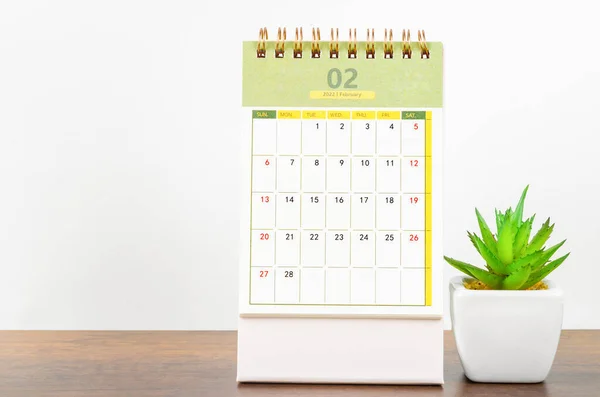 Februari 2022 Bureaukalender Met Plantenpot Houten Tafel — Stockfoto