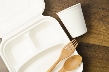 Çevre dostu, tek kullanımlık kağıt ambalaj yiyeceği ve kağıt bardak içmek için kullanılabilir..