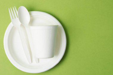 Çevre dostu biyolojik çözünebilir kağıt, yeşil arka planda ambalaj yiyeceği ve kağıt bardak için kullanılabilir..