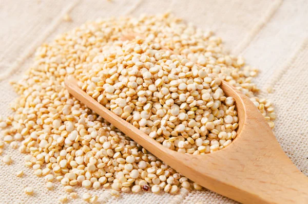 Rohe Ganze Unverarbeitete Quinoa Samen Holzlöffel Auf Sackhintergrund — Stockfoto
