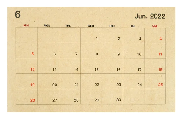 白い背景に隔離された再生紙から作られた2022年6月茶色のカレンダー クリッピングパスを保存 — ストック写真