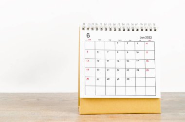 Tahta masadaki Haziran 2022 takvimi..