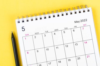 Yakın plan Mayıs 2022 sarı arkaplan takvimi.
