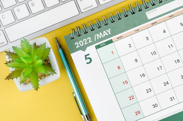 May 2022 Desk Calendar Diary Keyboard Computer Yellow Background —  Fotos de Stock