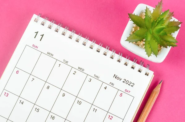 Ημερολόγιο Γραφείου Νοέμβριος 2022 Μολύβι Ροζ Φόντο — Φωτογραφία Αρχείου