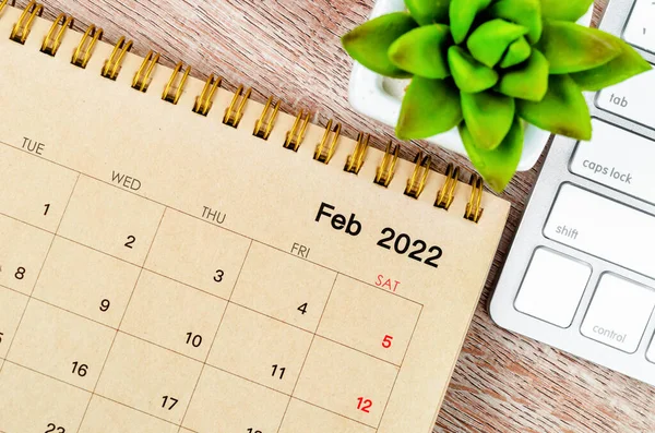 Februar 2022 Skrivebordskalender Med Tastaturdatamaskin Trebakgrunn – stockfoto