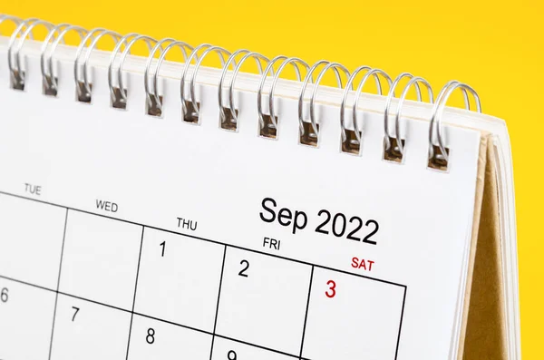 Close Setembro 2022 Calendário Mesa Fundo Amarelo — Fotografia de Stock