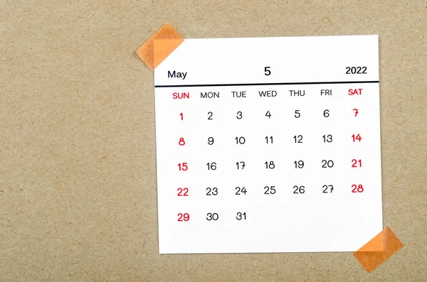 茶色の背景に2022年5月のカレンダー — ストック写真