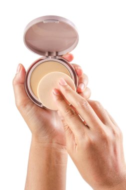 El kadını beyaz arkaplanda izole edilmiş yüz pudrası kullanıyor, kırpma yolunu kaydet.