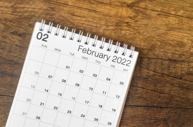 Tahta arka planda Şubat 2022 masa takvimi.